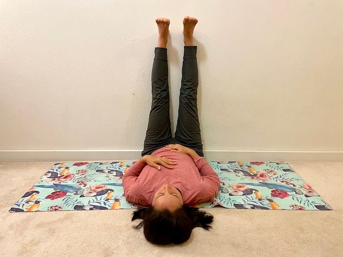 壁にお尻をつけて、両脚を上げる