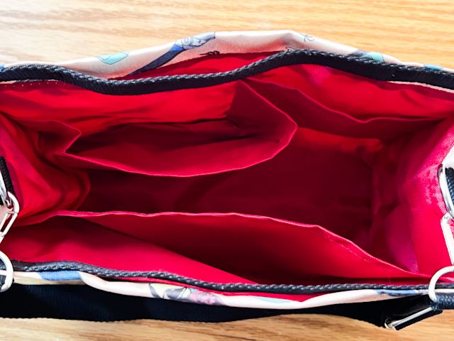 中には内ポケットがたくさんついている