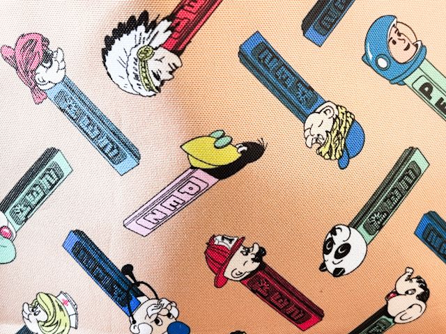 生地には「PEZ」のイラストがカラフルに描かれています