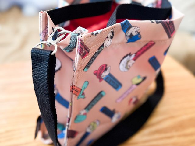 バッグは2WAY仕様。ショルダーバッグとしても