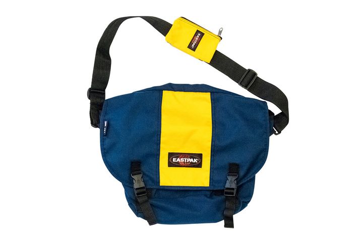 〈イーストパック〉のアメリカ製メッセンジャーバッ