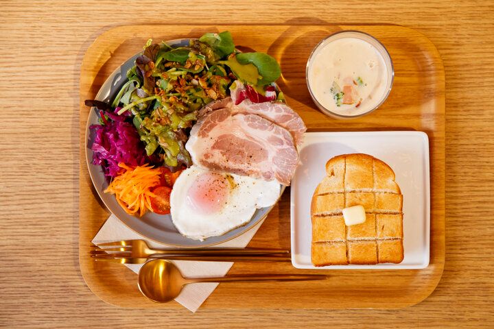 厚切りトーストと日替わりの野菜スープをランチに。ベーカリーカフェ「foodscape! BAKERY 北浜」