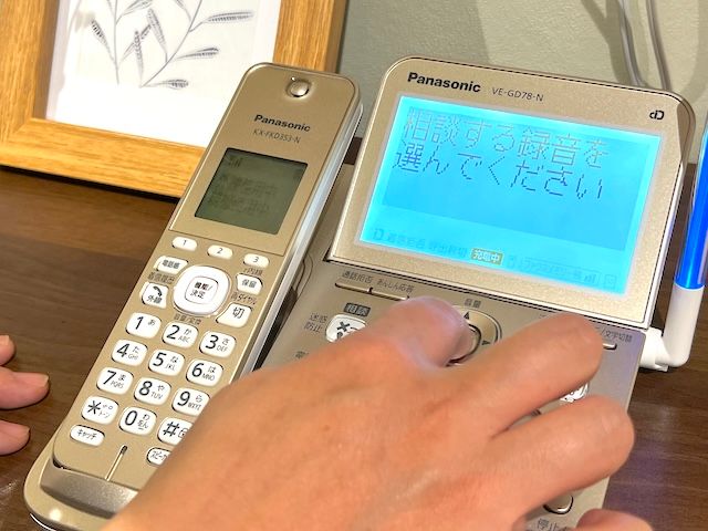 「デジタルコードレス電話機 VE-GD78DL/DW」のボタンを押している様子