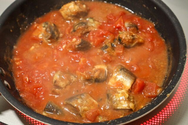 いわし缶のトマト味噌グラタン レシピ いわし缶を煮る