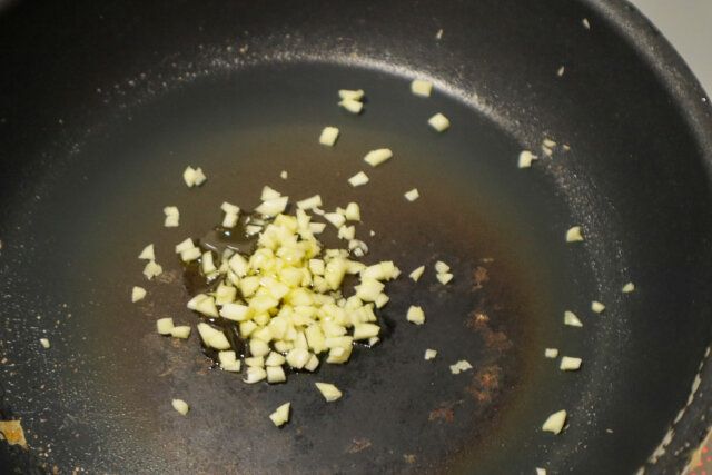いわし缶のトマト味噌グラタン レシピ にんにくを炒める