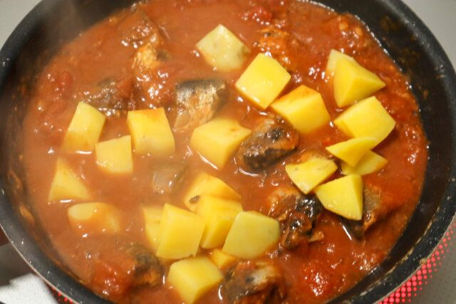 いわし缶のトマト味噌グラタン レシピ じゃがいもを加えて煮詰める