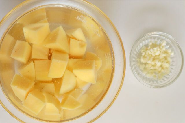 いわし缶のトマト味噌グラタン レシピ じゃがいもを切る