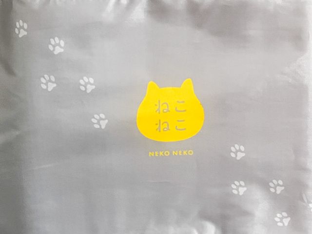 裏には「ねこねこ」のロゴと、ねこの足跡をプリント