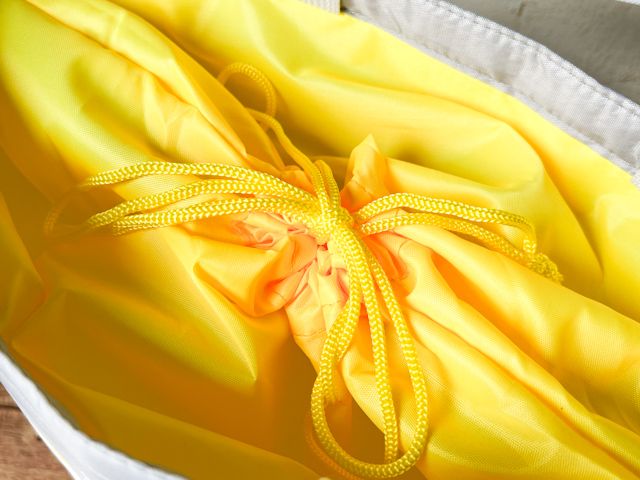 上部はしっかり締められる巾着型