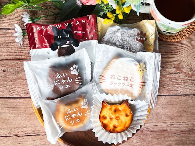 木のお皿に並べられた「ねこねこ福袋」の中身