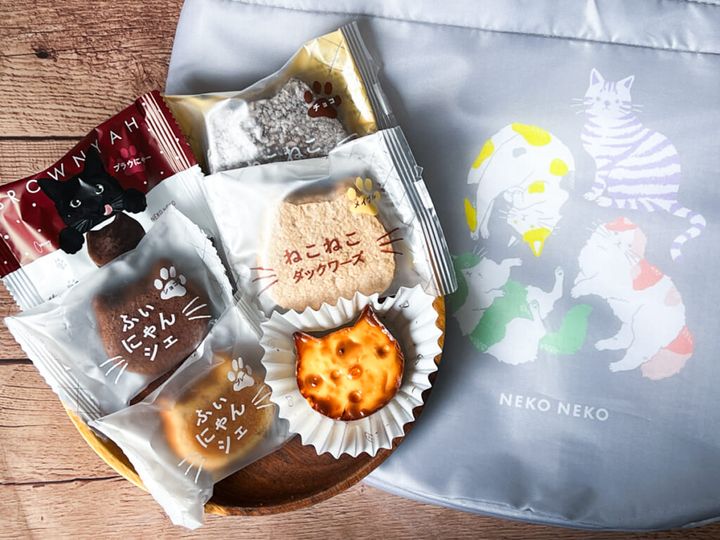保冷トートバッグや焼き菓子などの「ねこねこ福袋」の中身