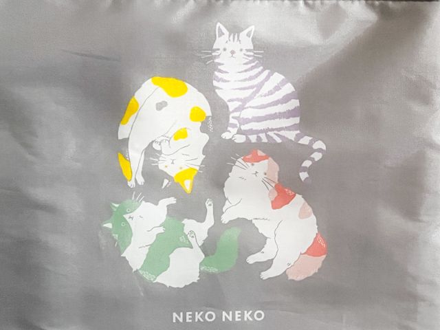 バッグの表にはカラフルなねこたち4匹がプリント