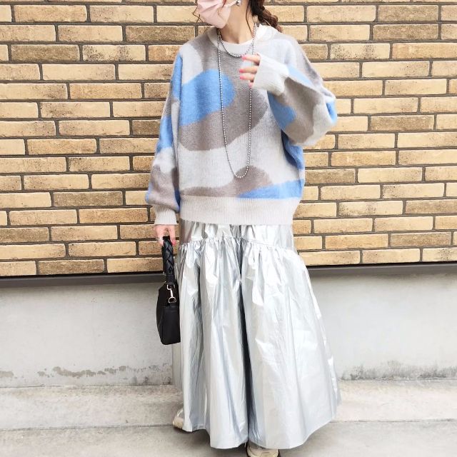 スカートとグレーのキモウマーブルガラJQPOを着用したコーデ