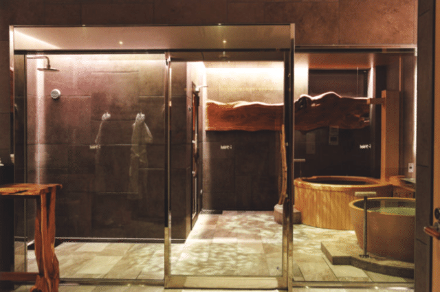 檜蒸浴室内画像