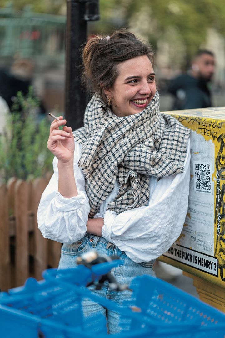 デニム×ブラウスは冬でもかわいい！ストールで温かさをプラスしたコーデ