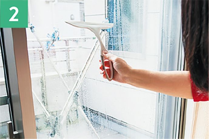 2_スクイージーで水気を切る。