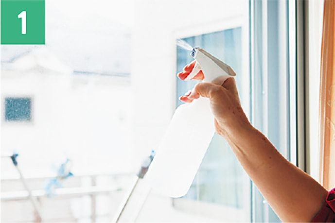 1_水を窓全体にスプレーする。