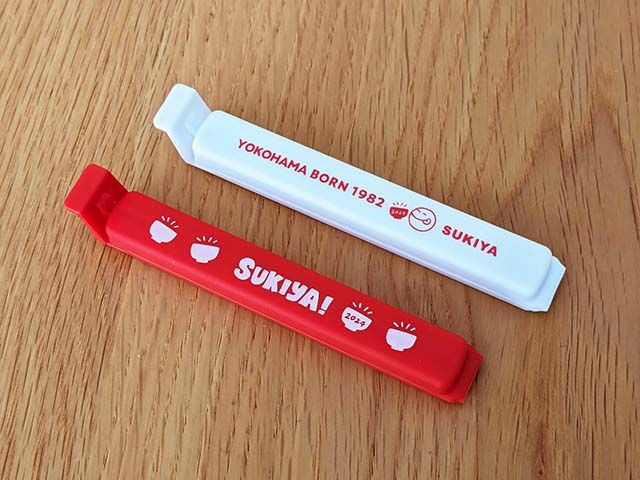 すき家福袋「SMILE BOX 2024」のアイテム「すき家オリジナルフードクリップ」がテーブルに置かれている様子。