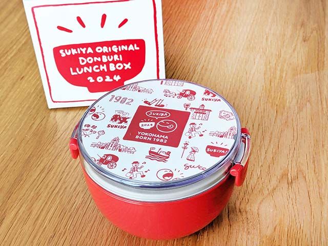 すき家福袋「SMILE BOX 2024」のアイテム「すき家オリジナルランチボックス」がテーブルに置かれている様子。