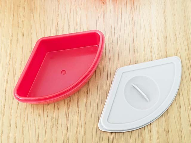 「すき家オリジナルランチボックス」の中ブタ付きの容器に入っているフタ付き容器