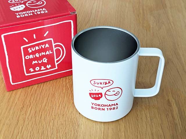 すき家福袋「SMILE BOX 2024」のアイテム「すき家オリジナルマグ」がテーブルに置かれている様子。
