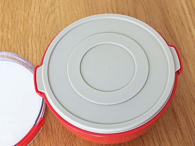 「すき家オリジナルランチボックス」のフタを開けると、中ブタが登場。