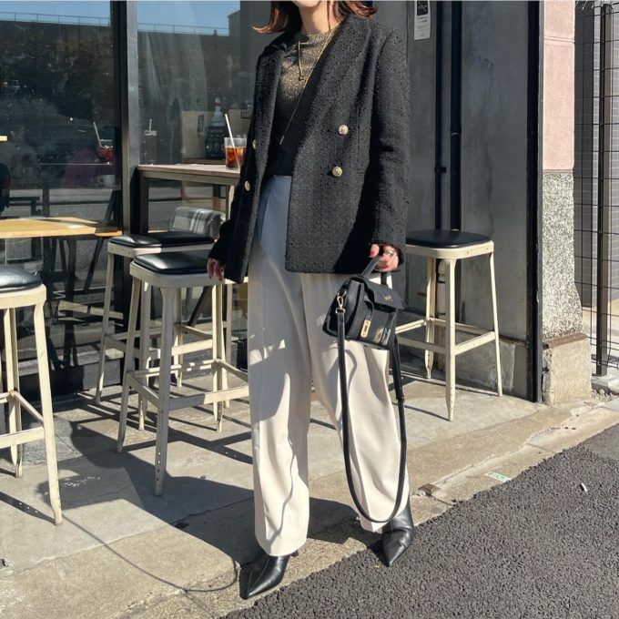 ZARAのゴールドの「メタリックヤーンクロップドトップス」×タックワイドパンツ