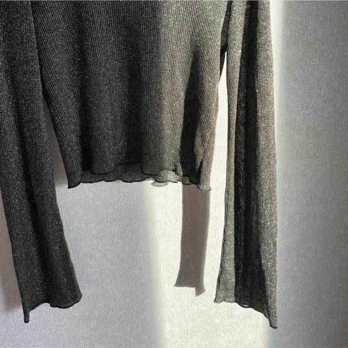 ZARAのゴールドの「メタリックヤーンクロップドトップス」