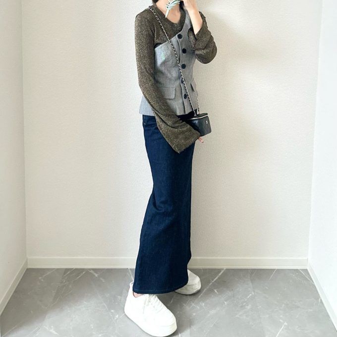 ZARAのゴールドの「メタリックヤーンクロップドトップス」×デニムスリットスカート