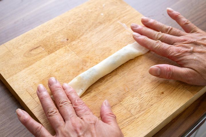 皮で具材を巻く