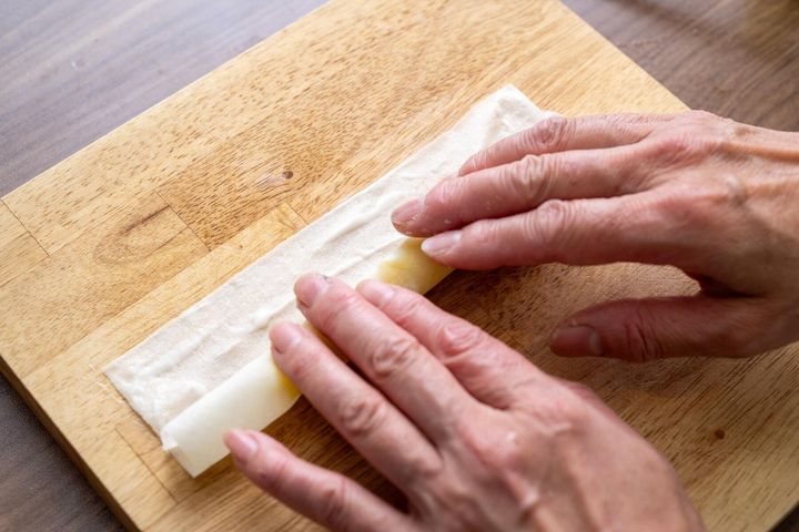 皮で具材を巻く