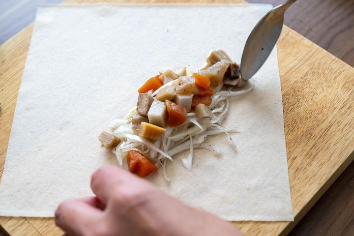 皮で具材を巻く