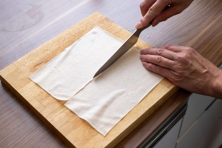 春巻きの皮を切る