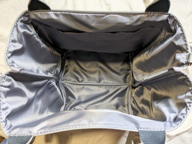 バッグの中を開いたところ