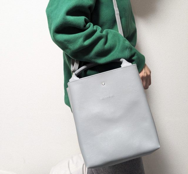 ハンドバッグを持った写真