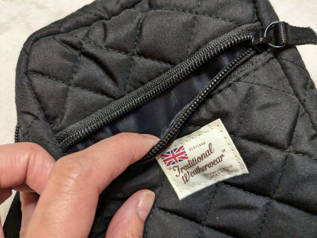 ファスナー付きフロントポケット