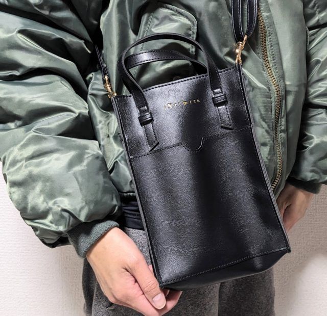 スマホショルダーを肩にかけたところ