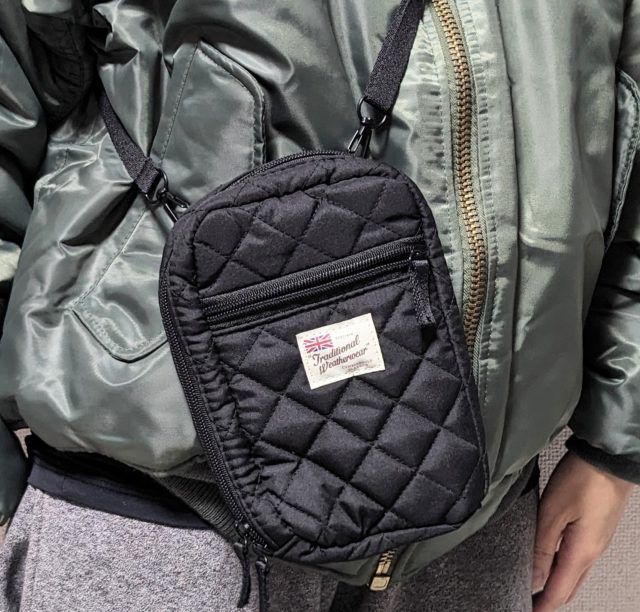 スマホショルダーを肩にかけたところ