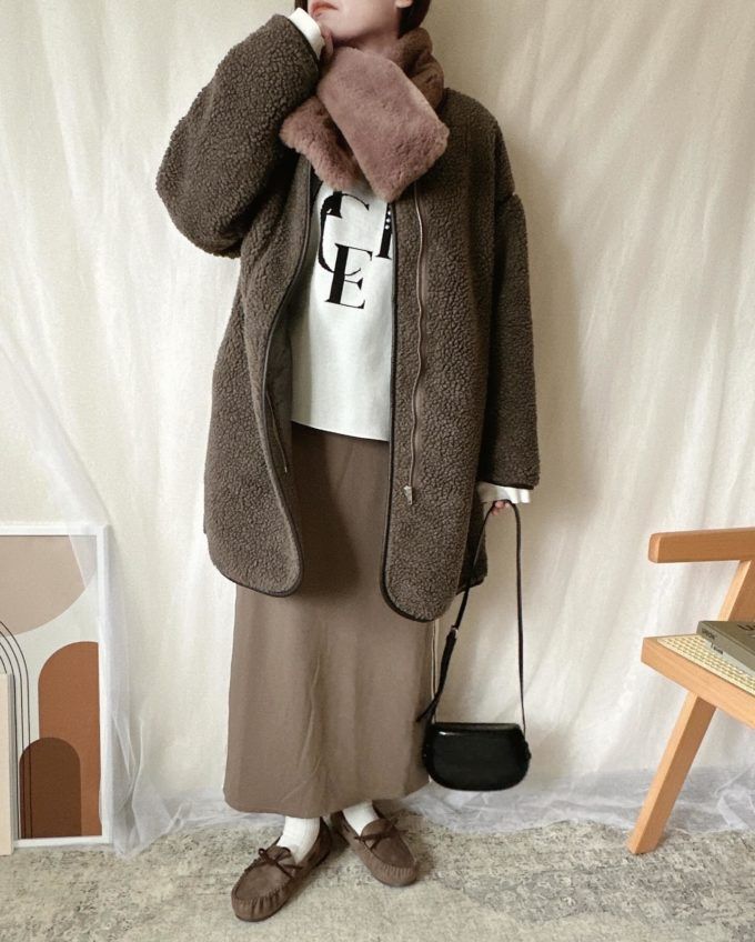 Availのホワイトの「ロゴニットプルオーバー」×サイドラインナロースカート