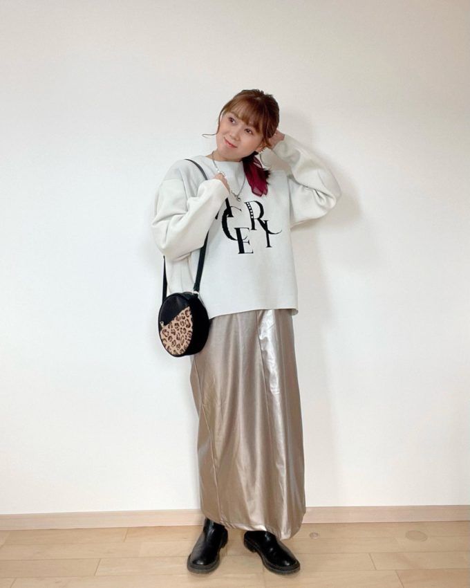 Availのホワイトの「ロゴニットプルオーバー」×箔コーティングナロースカート