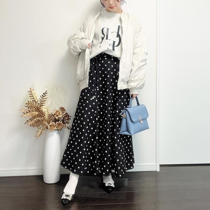 Availのホワイトの「ロゴニットプルオーバー」×ドットロングスカート