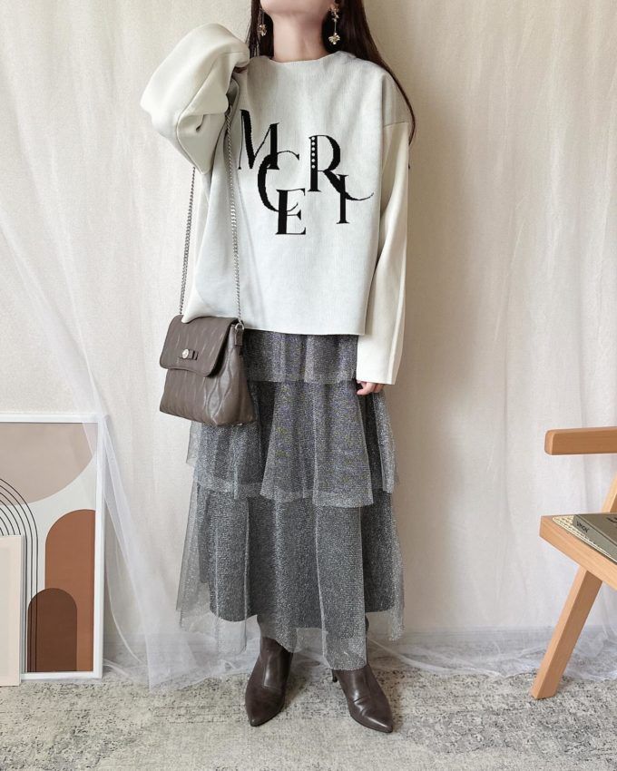 Availのホワイトの「ロゴニットプルオーバー」×ラメチュールティアードスカート