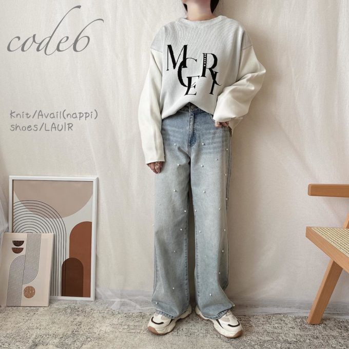 Availのホワイトの「ロゴニットプルオーバー」×パールストレートデニムパンツ