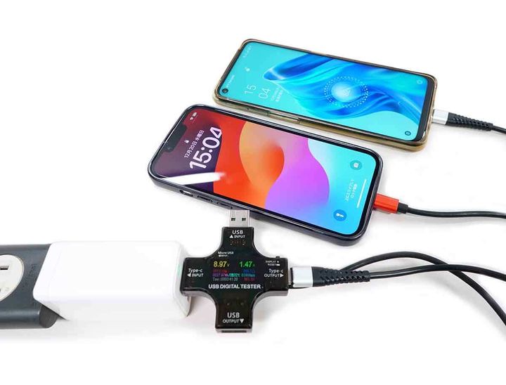 AndroidスマホとiPhone 13を同時にUSB-Cで充電