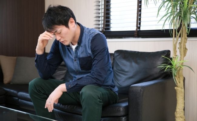 夫がうずくまるイメージ