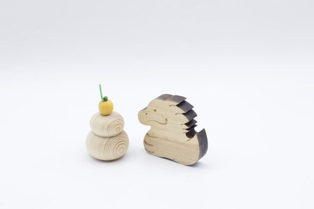 ダイソーの木製鏡餅と辰