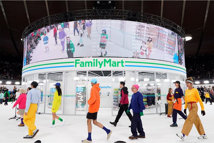 ショーの最終盤、全てのモデルが一堂にステージへ