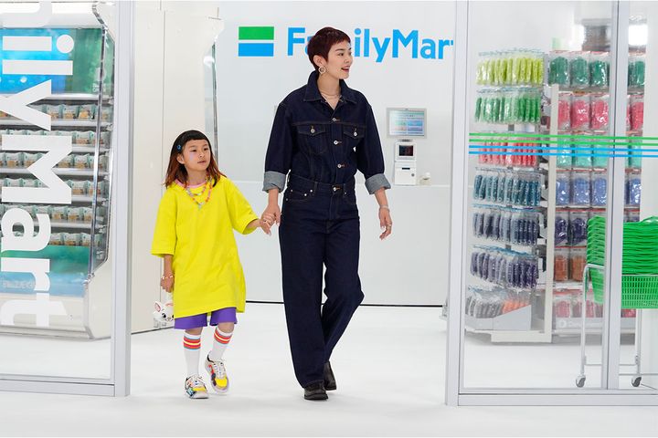 ファッションショーに出演したモデルたち