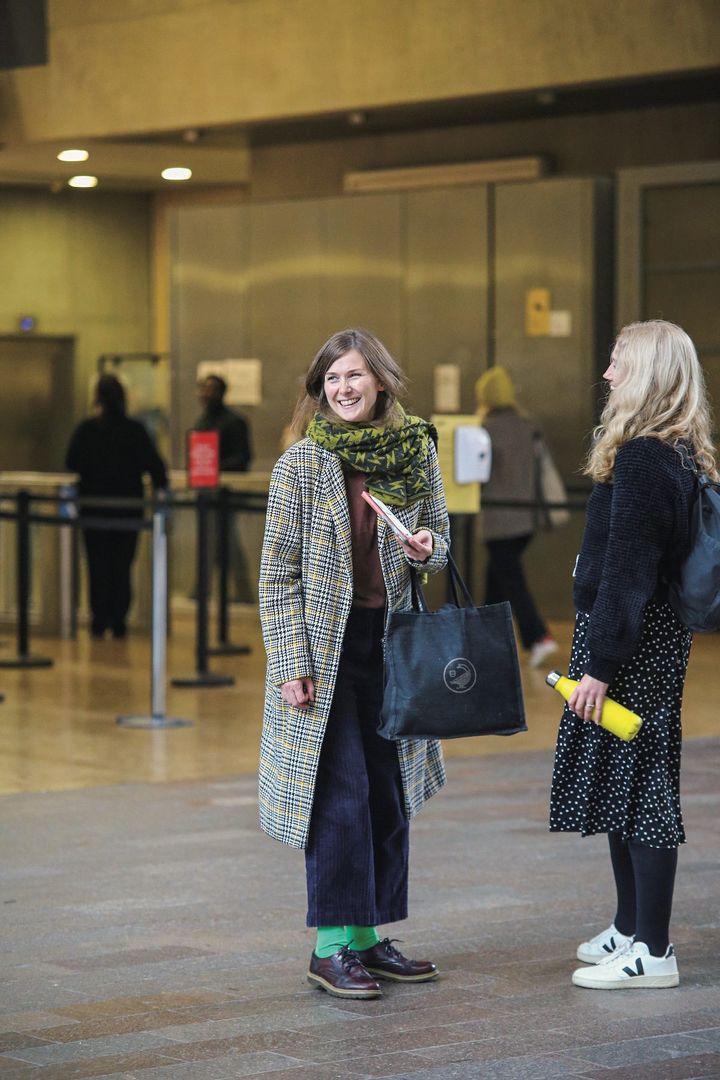 デニムに好きな柄、色、素材を重ねてファッションを楽しんでいるコーデ