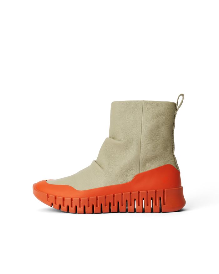 北欧ならではの色使いに注目！デンマーク発のフットウェア《ECCO》が女優・臼田あさ美を起用した新カプセルコレクションを提案